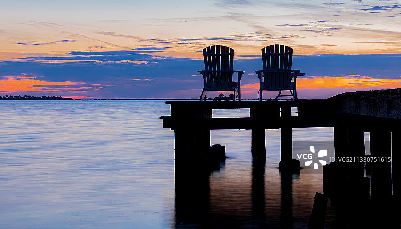 日落时分，美国佛罗里达州棕榈港码头的剪影图片素材