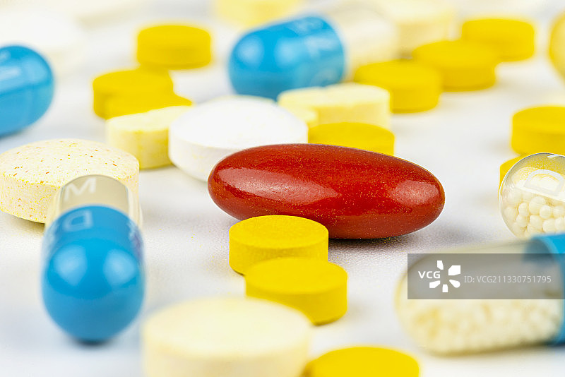德国波恩，桌子上色彩缤纷的药品特写图片素材