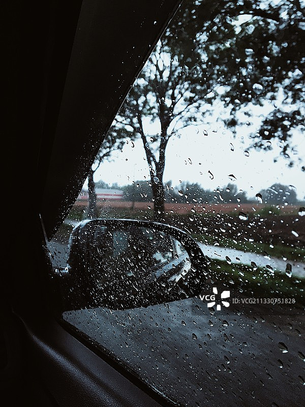 雨季潮湿的车窗特写图片素材