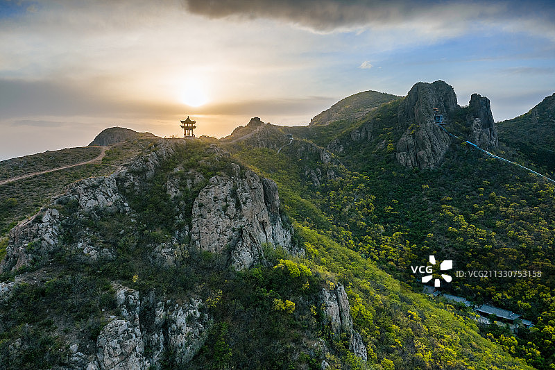 阜新乌兰木图山春花晚亭图片素材