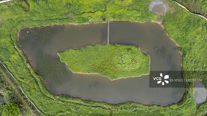 航拍安徽宣城郎溪县天子湖畔一处虾塘图片素材