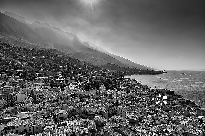 天空下海边城镇景观的鸟瞰图图片素材