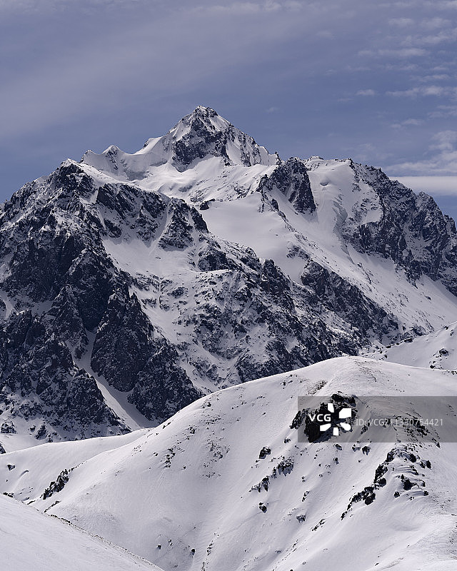 白雪覆盖的山脉映衬着天空的风景图片素材
