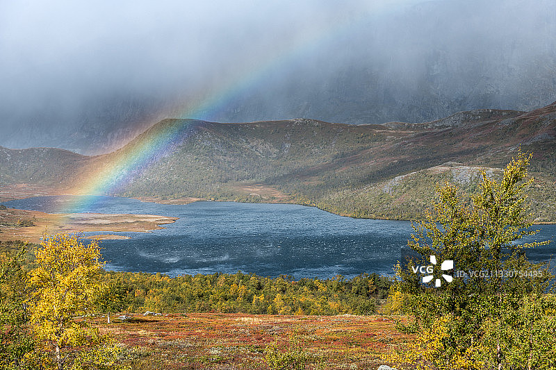 挪威洛姆约通黑门的彩虹山景图片素材