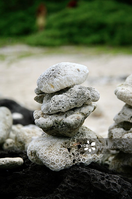 越南广义田野上堆叠的石头特写图片素材
