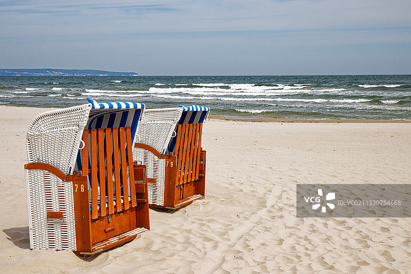 德国宾兹，沙滩上对着天空的空椅子图片素材