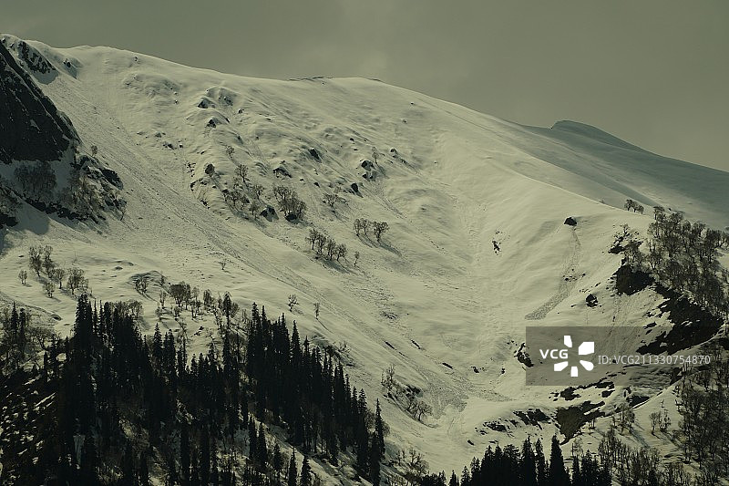 白雪皑皑的山峰映衬着天空图片素材