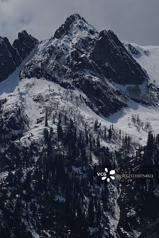 白雪皑皑的山峰映衬着天空图片素材