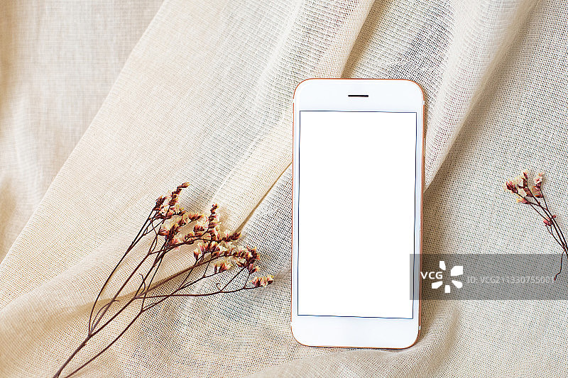牛仔布上的智能手机俯视照片图片素材