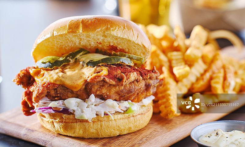 汉堡和炸薯条特写图片素材
