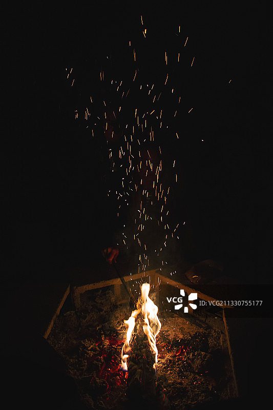 美国加利福尼亚州圣地亚哥夜间篝火特写图片素材