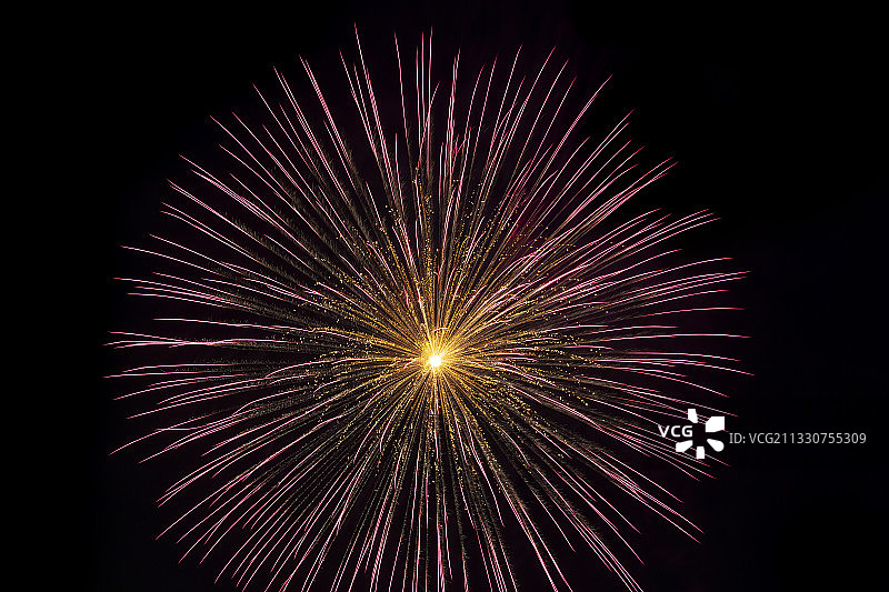 低角度观看烟花表演在晚上图片素材