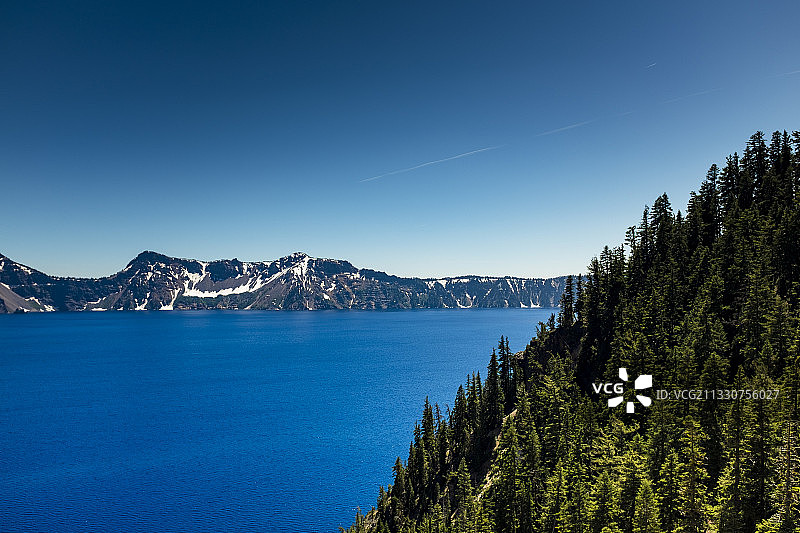 蔚蓝的天空映衬着美丽的大海图片素材