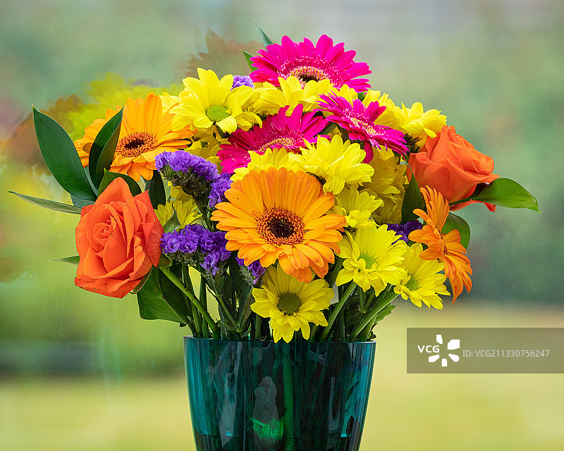 花瓶中黄色花朵特写图片素材