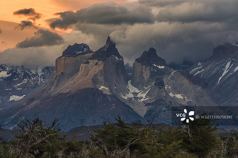 雪山对天空的全景图片素材