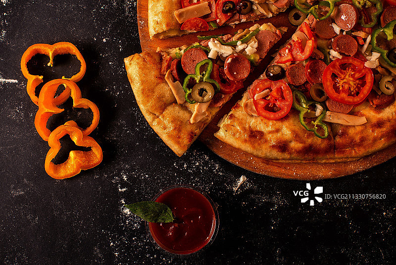 高角度的比萨饼在桌子上图片素材