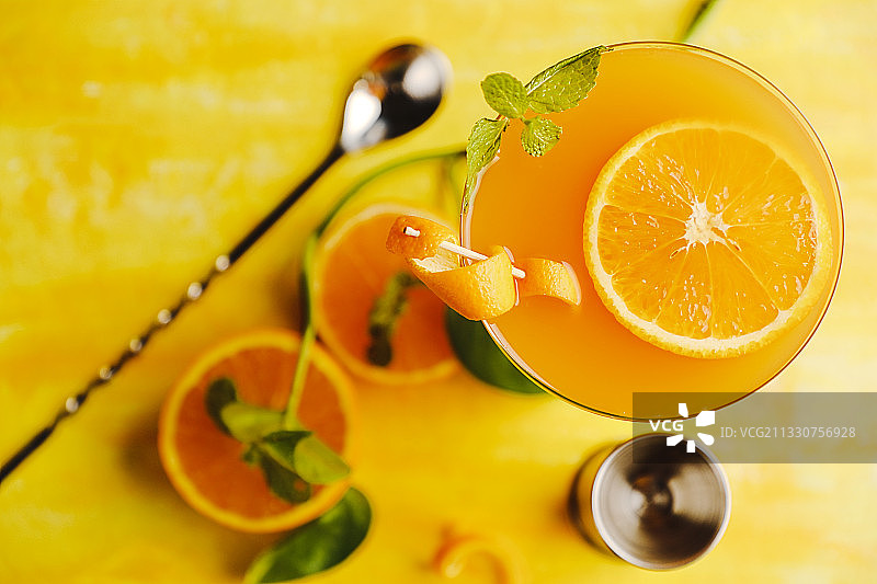 印度浦那桌上橙汁特写图片素材