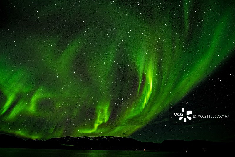 夜晚天空映衬下的湖景图片素材