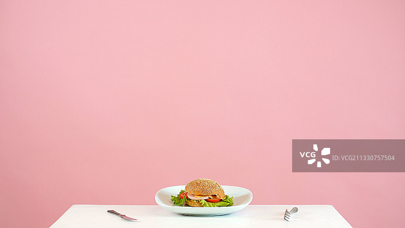 粉色背景下餐盘中甜食特写图片素材