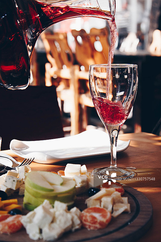 土耳其安塔利亚，桌子上盘中的美食特写图片素材