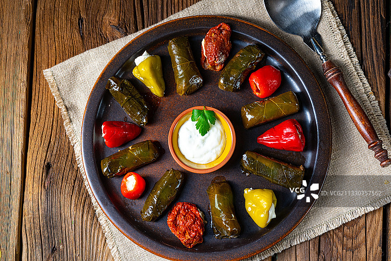 餐桌上盘子里的食物的正上方图片素材