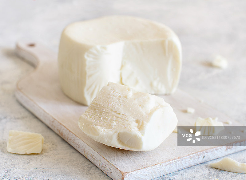 砧板上的奶酪特写图片素材
