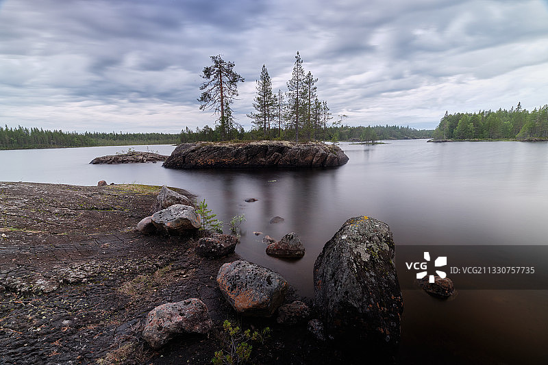 俄罗斯卡累利阿共和国梅德韦日耶戈尔斯克区湖泊的迷人景色图片素材