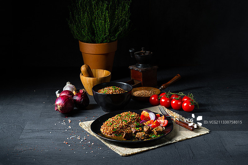 黑色背景下盘子里的美食特写图片素材