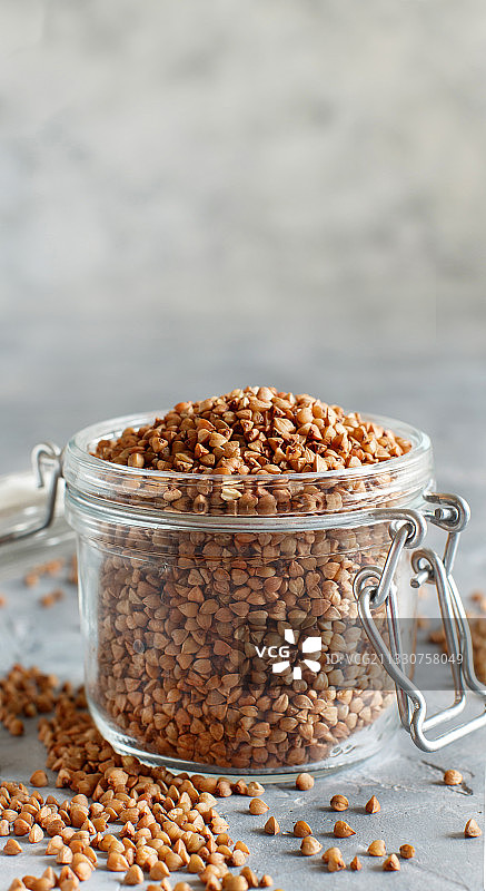 桌子上碗里的食物的特写图片素材