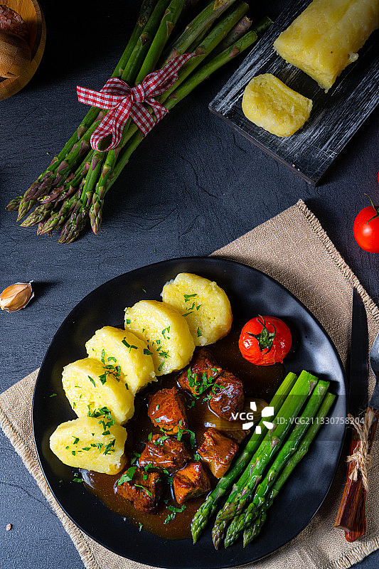 高角度的食物在桌子上图片素材