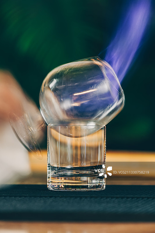 桌上玻璃杯饮品特写图片素材