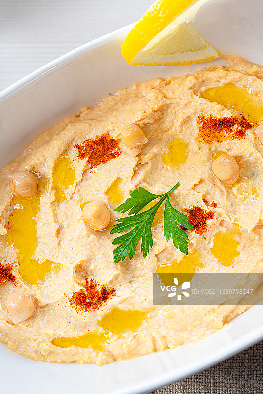 高角度的食物在碗上的桌子图片素材