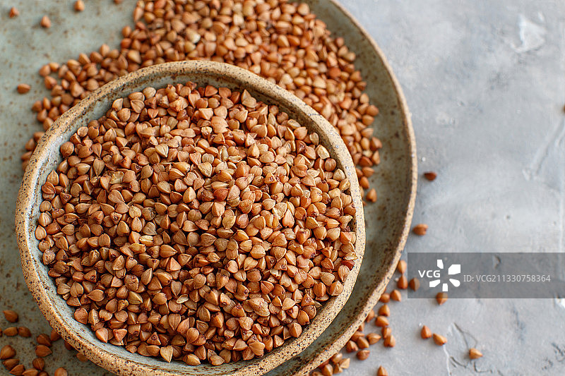 桌上碗中种子的高角度视图图片素材