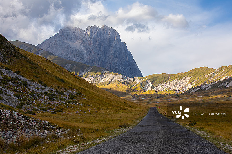 意大利泰拉莫彼得拉卡梅拉格兰萨索的乡村空旷道路图片素材
