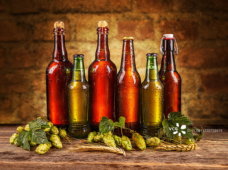 特写：桌子上的葡萄酒瓶图片素材