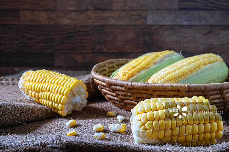 桌上的玉米特写图片素材