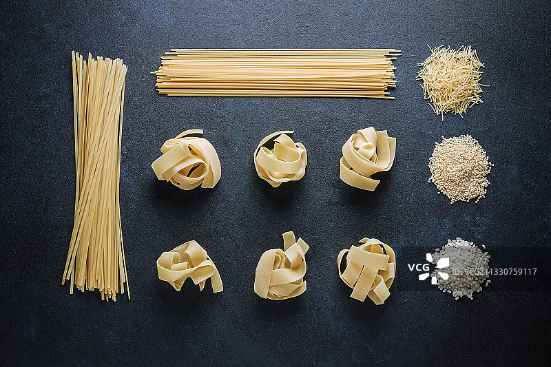 俯视拍摄：西班牙塔拉戈纳 La Pineda 的石板上的各种意大利面图片素材