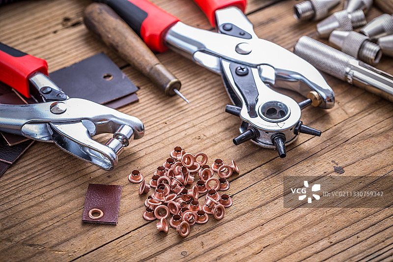 高角度拍摄：桌子上的工作工具图片素材