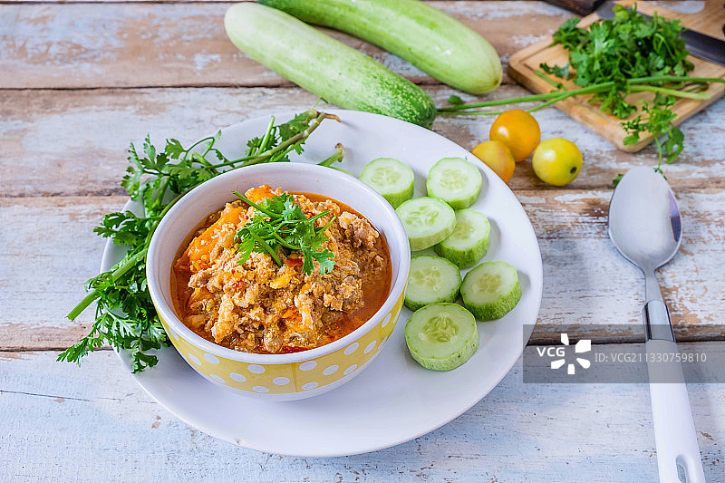 高角度的汤在碗上的桌子图片素材