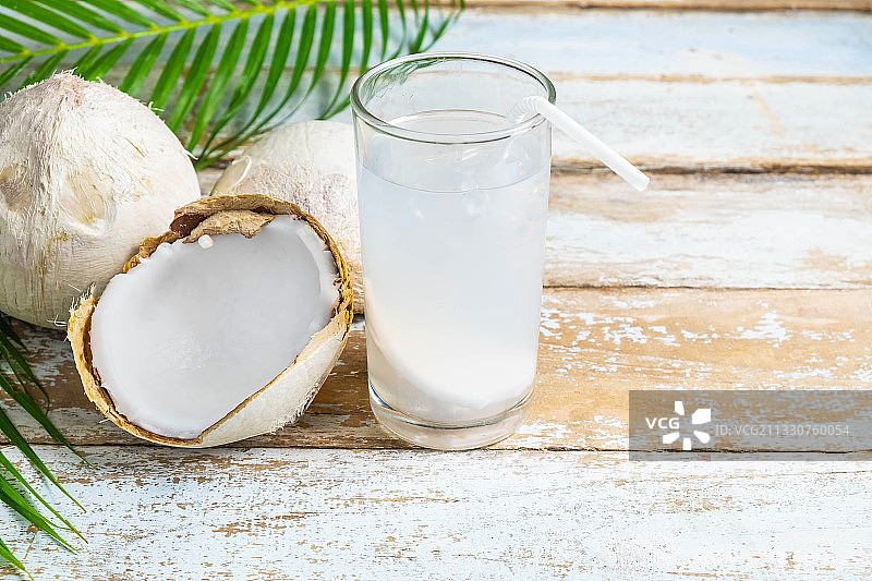 桌上椰子的特写图片素材