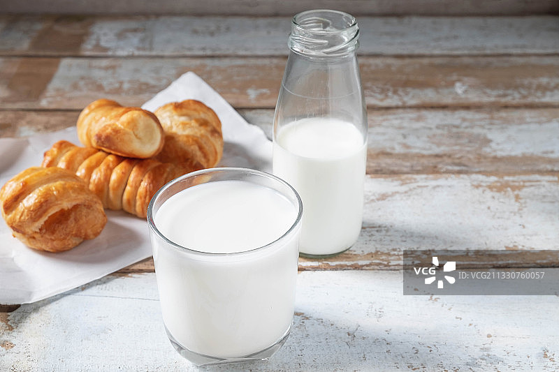 高视角的早餐在桌子上图片素材