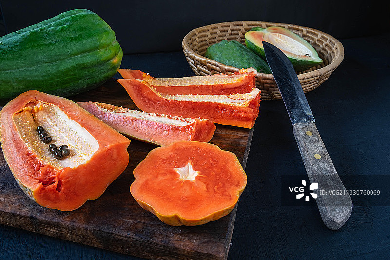 高角度的食物在切板上图片素材