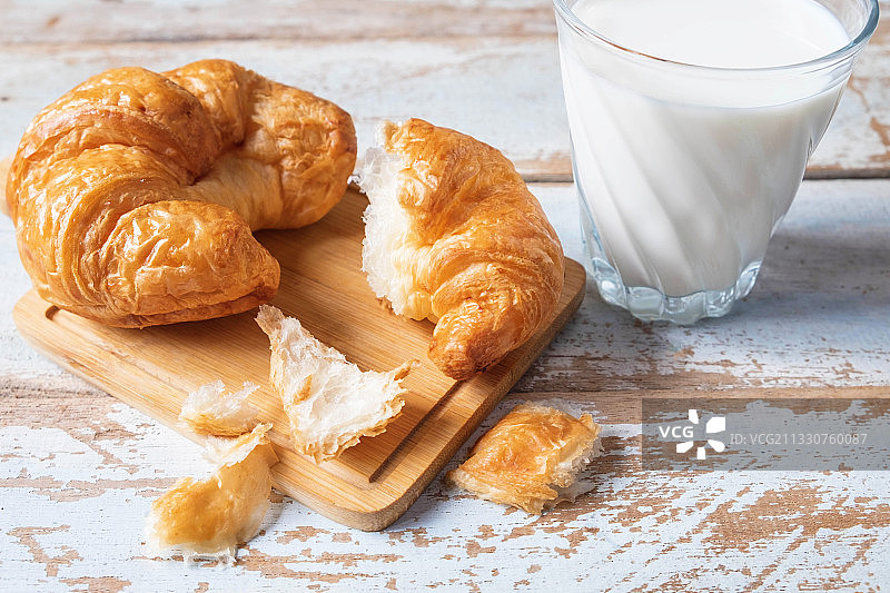桌上牛奶与牛角面包特写图片素材