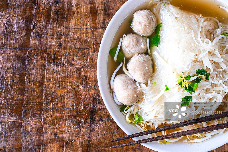 桌子上的碗里的食物的正上方图片素材