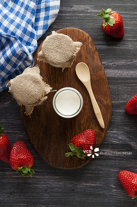 西班牙马德里桌上草莓酸奶的高角度视图图片素材