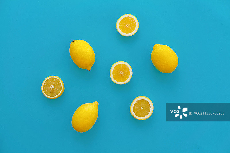 蓝色背景上的柠檬俯视图图片素材