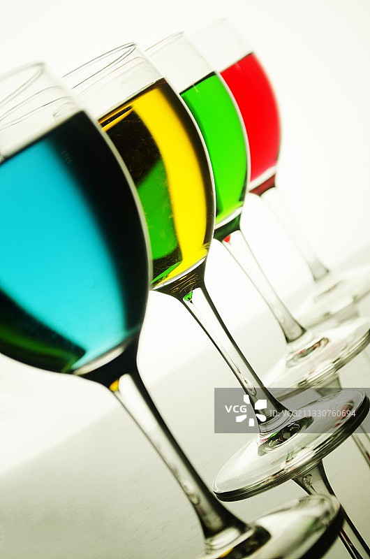 白色背景下的桌上酒杯特写图片素材