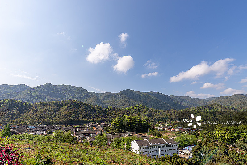 浙江宁波，龙观山庄，四明山脉，旅游，村落，大山，郊区，绿色图片素材
