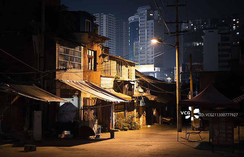 安顺儒林路灯光下图片素材