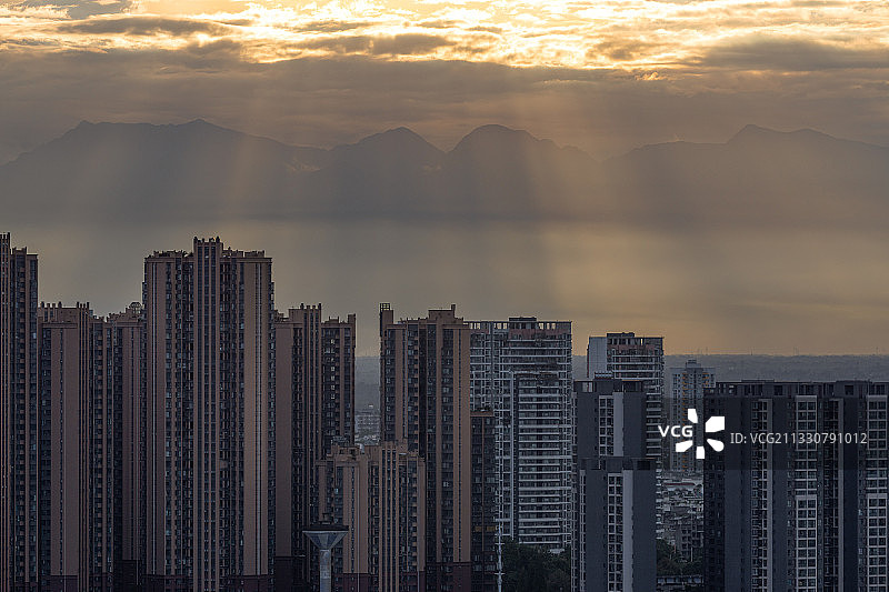 中国四川省成都市温江区晚霞城市风光图片素材